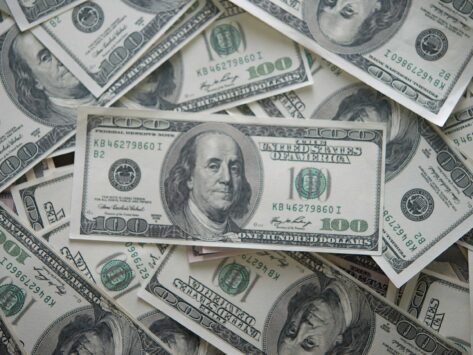 Emas Menguat Sedangkan Dollar Melemah Merespon Data Inflasi