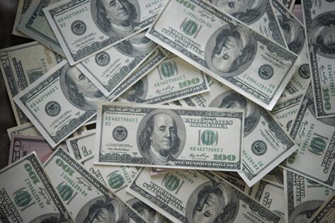 Resesi Risiko Ekonomi Mendukung Emas Netral di Posisi $1.950